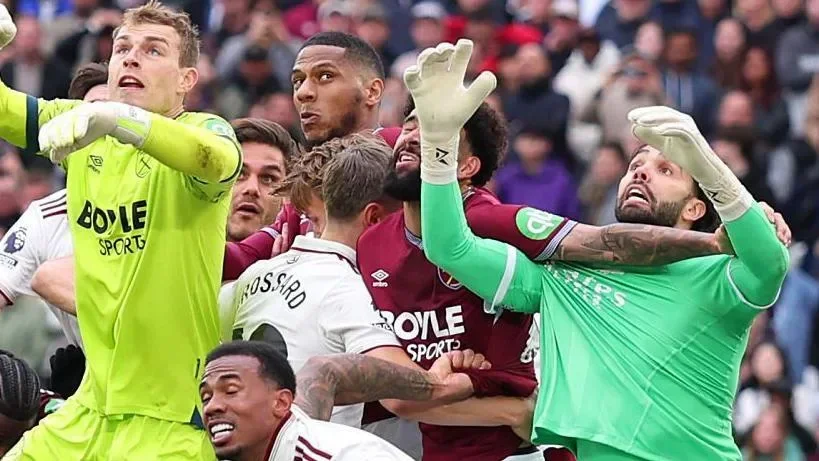 Pablo of West Ham United fouls David Raya of Arsenal resulting in a late equalising goal for West Ham being disallowed by VAR during the Premier League match between West Ham United and Arsenal