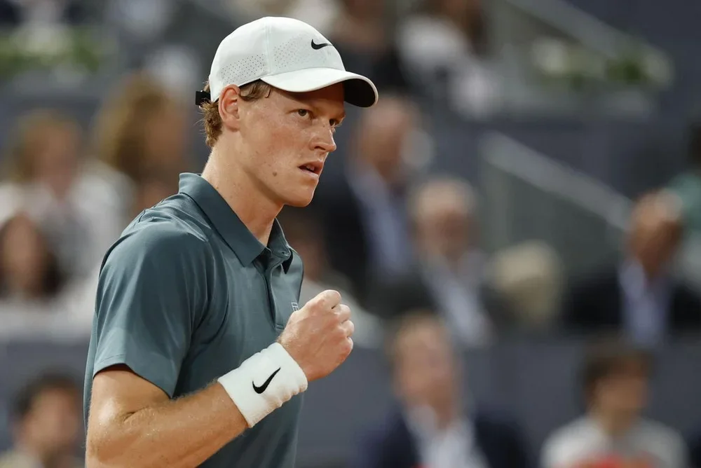 El tenista italiano Jannik Sinner, celebra un tanto al tenista español Rafael Jódar, durante su partido de cuartos de final del Abierto de Madrid, disputado este miércoles en la Caja Mágica. EFE/Chema Moya