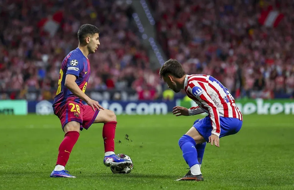 Roony Bardghji tuvo unos minutos en la recta final frente al Atlético de Madrid en la Champions League